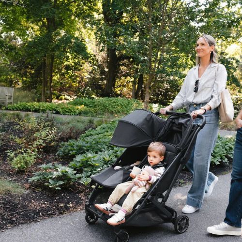 silla de paseo gemelar uppababy minu duo en uso con detalle de la capota xxl